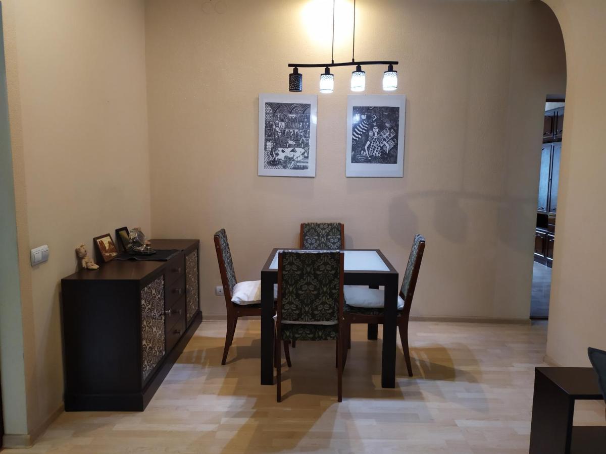 Three Bedroom Stepana Bandery Street Rivne Habitación foto