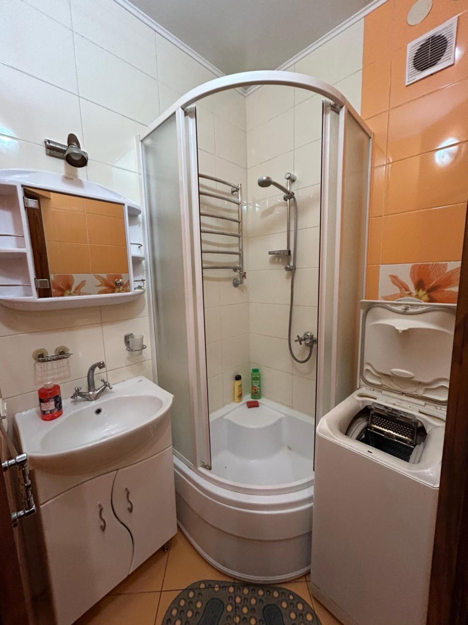 Three Bedroom Stepana Bandery Street Rivne Exterior foto